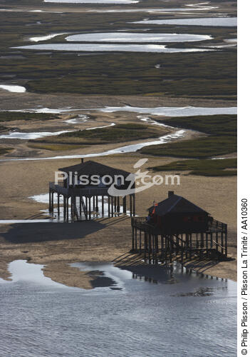 Houses on piles on the island of Oiseaux. - © Philip Plisson / Plisson La Trinité / AA10360 - Photo Galleries - Low tide