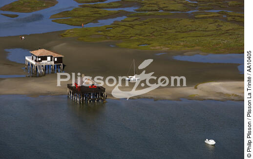 Houses on piles on the island of Oiseaux. - © Philip Plisson / Plisson La Trinité / AA10405 - Photo Galleries - Sand