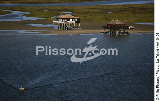 Houses on piles on the island of Oiseaux. - © Philip Plisson / Plisson La Trinité / AA10406 - Photo Galleries - Wake