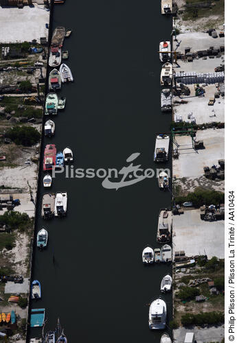 Chantiers ostréicoles dans le Bassin d'Arcachon. - © Philip Plisson / Plisson La Trinité / AA10434 - Nos reportages photos - Aquitaine