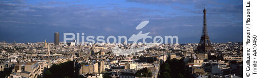 Au dessus de Paris. - © Guillaume Plisson / Plisson La Trinité / AA10450 - Nos reportages photos - Immeuble