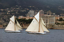 Tuiga et Moonbeam - Classic Week 2005. © Philip Plisson / Plisson La Trinité / AA10523 - Nos reportages photos - Monaco Classic Week 2011