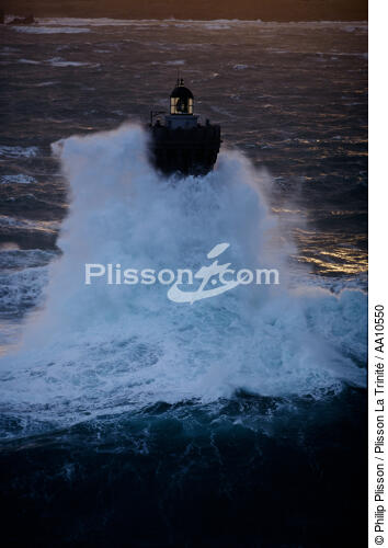 Le phare du Four. - © Philip Plisson / Plisson La Trinité / AA10550 - Nos reportages photos - Vague