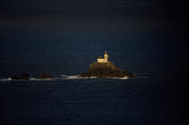 Fin de journée sur le phare de Tevennec. © Philip Plisson / Plisson La Trinité / AA10553 - Nos reportages photos - Sein [Raz de]