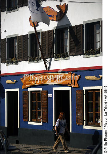 The Café Sport "Chez Peter" in Horta. - © Philip Plisson / Plisson La Trinité / AA10649 - Photo Galleries - Road transport