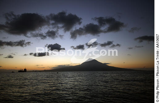 Coucher de soleil sur l' île Pico aux Açores. - © Philip Plisson / Plisson La Trinité / AA10657 - Nos reportages photos - Paysage intérieur