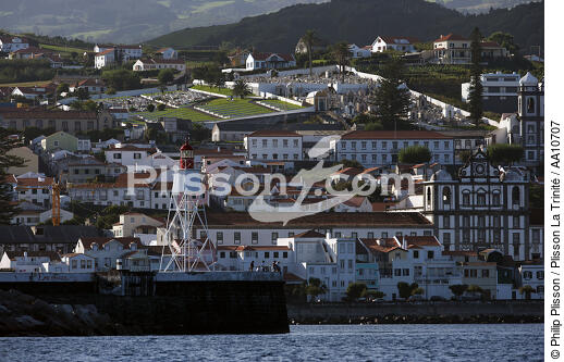 Horta in the Azores. - © Philip Plisson / Plisson La Trinité / AA10707 - Photo Galleries - Harbour light