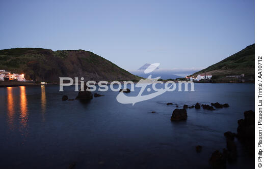 Nuit sur l' île Faial aux Açores. - © Philip Plisson / Plisson La Trinité / AA10712 - Nos reportages photos - Les îles de Faial et Pico aux Açores