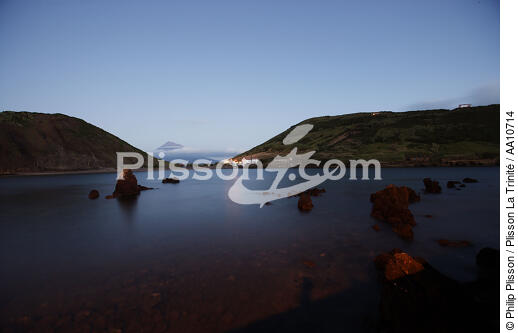 Nuit sur l' île Faial aux Açores. - © Philip Plisson / Plisson La Trinité / AA10714 - Nos reportages photos - Les îles de Faial et Pico aux Açores