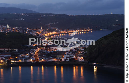 Crépuscule sur l' île Faial aux Açores. - © Philip Plisson / Plisson La Trinité / AA10734 - Nos reportages photos - Les îles de Faial et Pico aux Açores