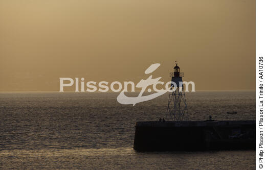 Feu de port à Horta aux Açores. - © Philip Plisson / Plisson La Trinité / AA10736 - Nos reportages photos - Les îles de Faial et Pico aux Açores