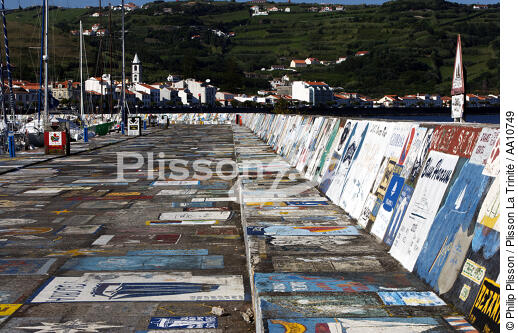 The dike of Horta harbour in the Azores. - © Philip Plisson / Plisson La Trinité / AA10749 - Photo Galleries - Faial and Pico islands in the Azores