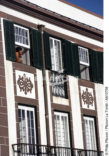 Façade d'une maison sur Horta aux Açores. - © Philip Plisson / Plisson La Trinité / AA10758 - Nos reportages photos - Femme