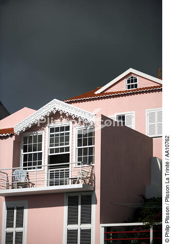 Façade d'une maison à Horta aux Açores. - © Philip Plisson / Plisson La Trinité / AA10762 - Nos reportages photos - Fenêtre