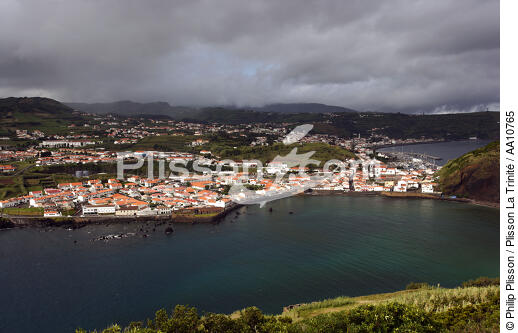 Vue sur la ville d' Horta aux Açores. - © Philip Plisson / Plisson La Trinité / AA10765 - Nos reportages photos - Les îles de Faial et Pico aux Açores