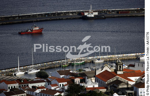 Vue sur le port d'Horta aux Açores. - © Philip Plisson / Plisson La Trinité / AA10776 - Nos reportages photos - Digue