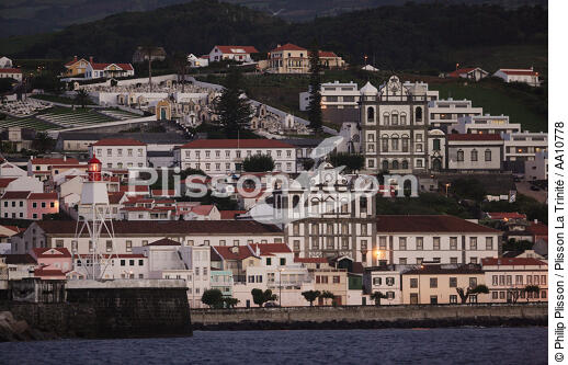 End of the day on Horta in the Azores. - © Philip Plisson / Plisson La Trinité / AA10778 - Photo Galleries - Harbour light