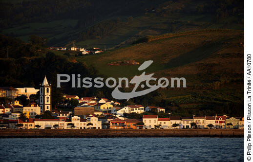 Fin de journée sur Horta aux Açores. - © Philip Plisson / Plisson La Trinité / AA10780 - Nos reportages photos - Mer calme