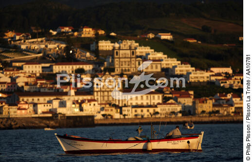 Fin de journée sur le port d' Horta aux Açores. - © Philip Plisson / Plisson La Trinité / AA10781 - Nos reportages photos - Les îles de Faial et Pico aux Açores
