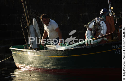 Pêcheur aux Açores. - © Philip Plisson / Plisson La Trinité / AA10785 - Nos reportages photos - Canot de pêche