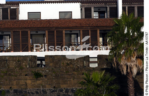 Façade d'un hotel à Horta aux Açores. - © Philip Plisson / Plisson La Trinité / AA10787 - Nos reportages photos - Açores [les]