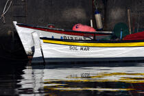 Immatriculations dans le port d' Horta aux Açores. © Philip Plisson / Plisson La Trinité / AA10789 - Nos reportages photos - Canot de pêche