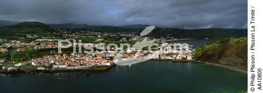 Vue sur la ville d'Horta aux Açores. - © Philip Plisson / Plisson La Trinité / AA10800 - Nos reportages photos - Ciel gris