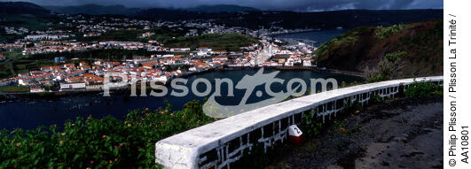 Vue sur la ville d'Horta aux Açores. - © Philip Plisson / Plisson La Trinité / AA10801 - Nos reportages photos - Ile [Por]