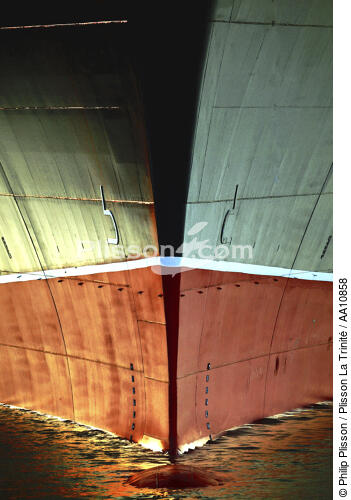The stem of Queen Mary. - © Philip Plisson / Plisson La Trinité / AA10858 - Photo Galleries - Big Cruises