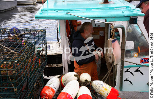 Pêcheur dans le port de Camden dans l'Etat du Maine. - © Philip Plisson / Plisson La Trinité / AA10896 - Nos reportages photos - Couleurs d'Automne en Nouvelle Angleterre