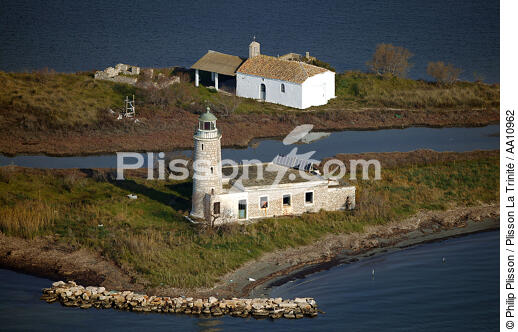 Lighthouse in Gulf of Patra. - © Philip Plisson / Plisson La Trinité / AA10962 - Photo Galleries - Low wall