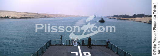 Le porte-hélicoptères Jeanne d'Arc dans le Canal de Suez. - © Philip Plisson / Plisson La Trinité / AA11005 - Nos reportages photos - L'Egypte vue du ciel