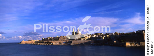 Le port La Vallette et ses fortifications à Malte. - © Philip Plisson / Plisson La Trinité / AA11012 - Nos reportages photos - Basilique