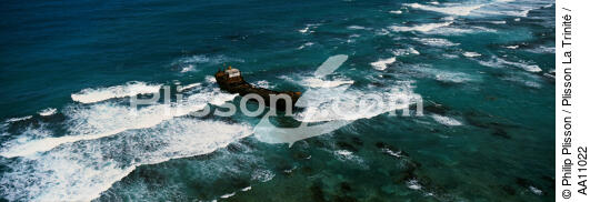 Shipwreck in Panama. - © Philip Plisson / Plisson La Trinité / AA11022 - Photo Galleries - Series of waves