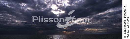 Sunset. - © Philip Plisson / Plisson La Trinité / AA11053 - Photo Galleries - Grey sky