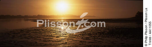 Coucher de soleil. - © Philip Plisson / Plisson La Trinité / AA11055 - Nos reportages photos - Marée basse