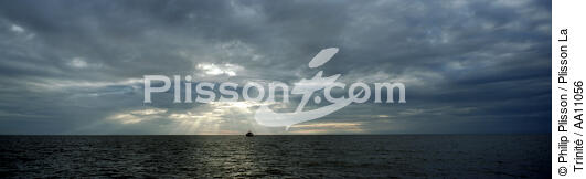 Coucher de soleil. - © Philip Plisson / Plisson La Trinité / AA11056 - Nos reportages photos - Ciel gris