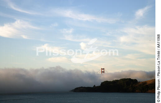 The bay of San Francisco in the early morning. - © Philip Plisson / Plisson La Trinité / AA11068 - Photo Galleries - Suspended bridge