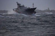 The tug Abeille Bourbon. © Philip Plisson / Plisson La Trinité / AA11090 - Photo Galleries - Storm at sea