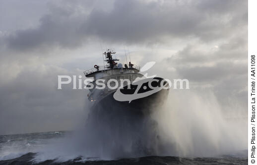 The tug boat Abeille Bourbon. - © Philip Plisson / Plisson La Trinité / AA11098 - Photo Galleries - Storm at sea