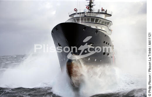 The tug boat Abeille Bourbon. - © Philip Plisson / Plisson La Trinité / AA11121 - Photo Galleries - Storm at sea