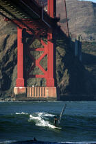 Planche à voile sous le Golden Gate. © Philip Plisson / Plisson La Trinité / AA11145 - Nos reportages photos - Sport et loisir