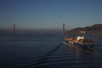 The Golden Gate bridge in the San Francisco bay. © Philip Plisson / Plisson La Trinité / AA11190 - Photo Galleries - Containerships, the excess