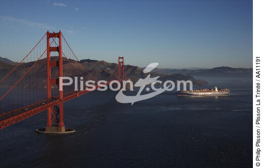 The Golden Gate bridge in the San Francisco bay. - © Philip Plisson / Plisson La Trinité / AA11191 - Photo Galleries - Containership