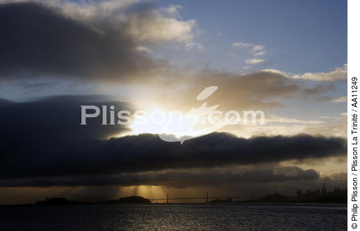 Lumière sur le Golden Gate. - © Philip Plisson / Plisson La Trinité / AA11249 - Nos reportages photos - Pont suspendu