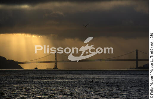 Light on the Gate Golden. - © Philip Plisson / Plisson La Trinité / AA11250 - Photo Galleries - Suspended bridge