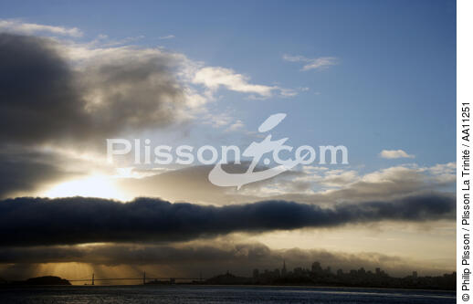 Light on the Gate Golden. - © Philip Plisson / Plisson La Trinité / AA11251 - Photo Galleries - Cloud-break