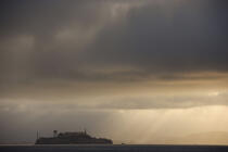 Light on Alcatraz. © Philip Plisson / Plisson La Trinité / AA11254 - Photo Galleries - Cloud-break