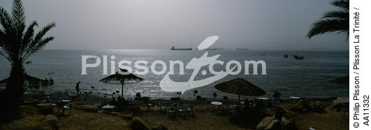 Sur le canal de Suez. - © Philip Plisson / Plisson La Trinité / AA11332 - Nos reportages photos - Accessoire de plage