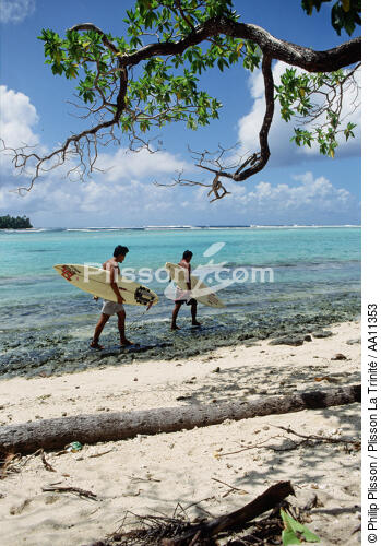 Surfeurs à Tahiti. - © Philip Plisson / Plisson La Trinité / AA11353 - Nos reportages photos - Sport nautique